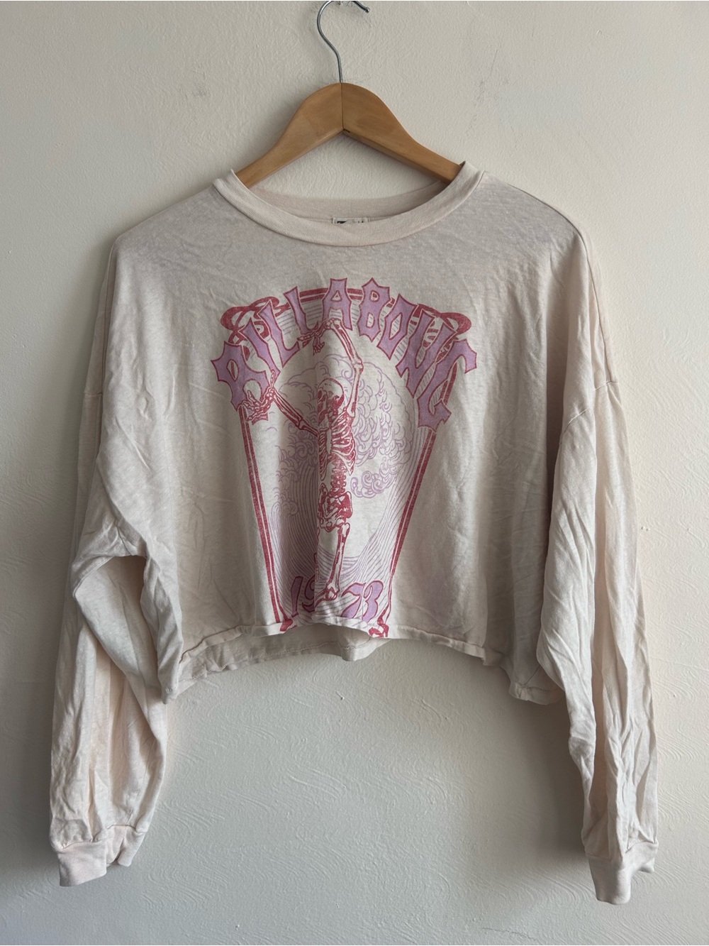 Billabong 1973 Skeleton Surfer Crop Long Sleeve Tee — Cream/Pink — Size M
